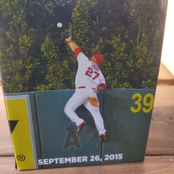 2015 Los Angeles Angeles' Mike Trout 4.25 in. figurine moves up or down wall. - Picture 2 of 3